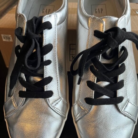 GAP metallic leather sneaker. - Picture 1 of 4